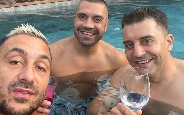 Фолкпевец направи хоспис за възрастни, посещава често хората тами и ето с какво ги храни 5 направи хоспис за възрастни посещава често хората тами и