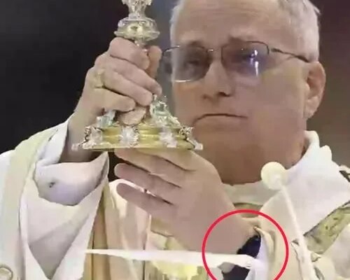 Какво има на ръката си новият папа ? Хората не можеха да повярват на очите си 5 ima na rkata si noviyat papa horata ne
