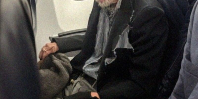 1762854616 v biznes klasa beshe vzet pogreshno za bezdomnik —