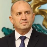 iznenadata e golyama koi vlizat v listite na radev snimki