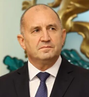 iznenadata e golyama koi vlizat v listite na radev snimki