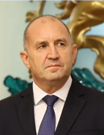iznenadata e golyama koi vlizat v listite na radev snimki