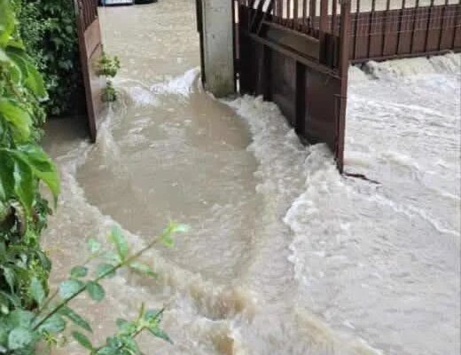 adska burya toku shho uliczite se prevrnaha v reki vv