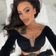 Никога не бихте я познали на тези кадри, преди хилядите евро да променят всяка черта на лицето й и да я превърнат в съвсем друг човек 😳🎭 Истината за това кой плати за короната й е още по-невероятно... Вижте снимките „преди“ и разкритията в коментарите 28 nikoga ne bihte ya poznali na tezi kadri predi